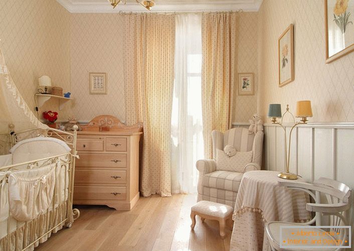 Apartamentos delicados para uma criança recém-nascida no estilo country.