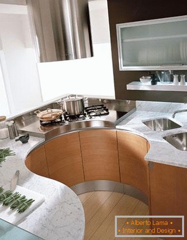 Interior de uma cozinha moderna compacta