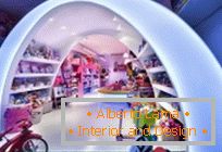 Interior do arco-íris na loja de brinquedos Pilar's Story, Barcelona
