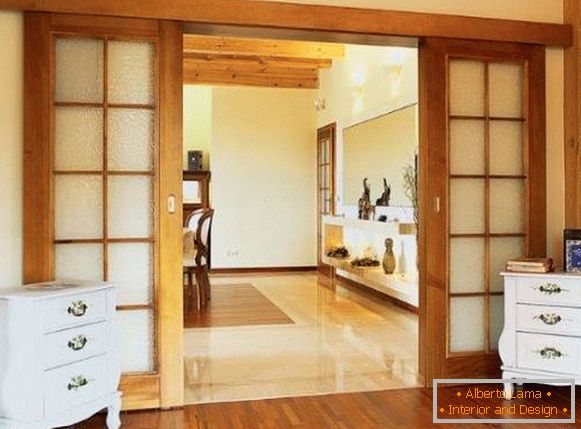 Portas deslizantes clássicas entre cozinha e sala de estar - foto de madeira com vidro