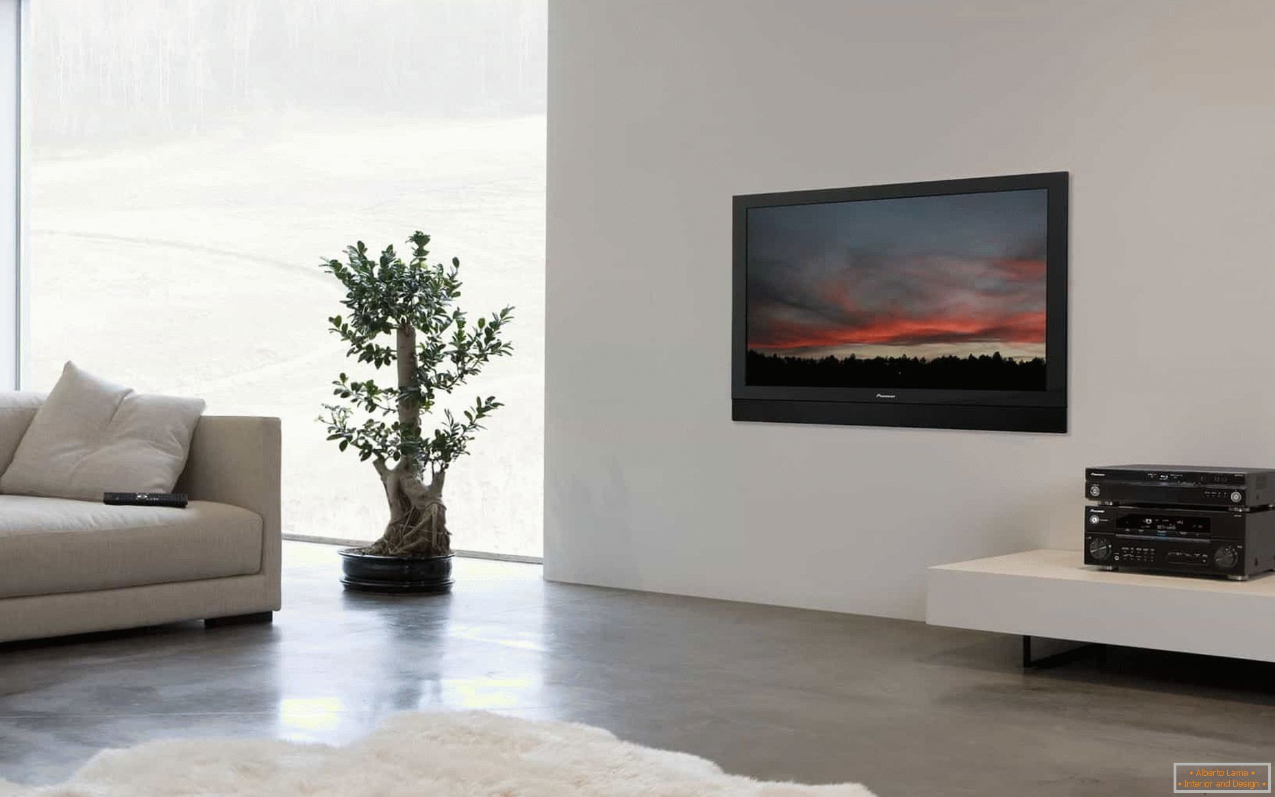 TV na parede branca na sala de estar