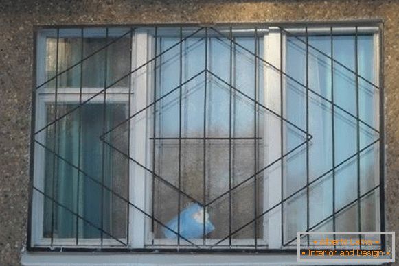 Grades de metal soldadas nas janelas - foto da fachada