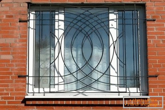Grelhas de janela modernas - foto no primeiro andar