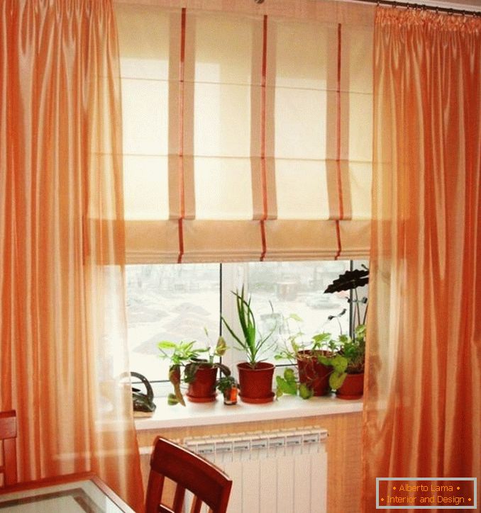 Foto de cortinas romanas para janelas de plástico na cozinha