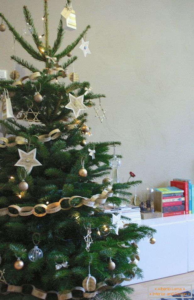 Árvore de Natal decorada com nossos brinquedos caseiros