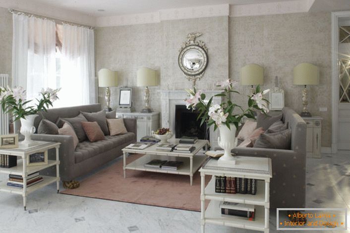 A sala de estar de estilo francês é decorada em cores claras. Na sala há uma atmosfera romântica e acolhedora.