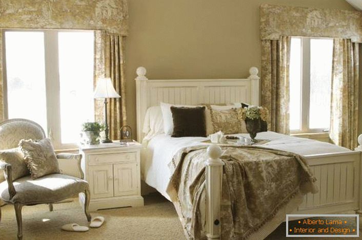 Estilo romântico no quarto de hóspedes é uma elegância única. As cores do bege claro em combinação com o mobiliário branco parecem suaves, criam uma atmosfera confortável para relaxamento.
