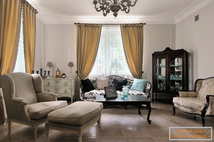 O estilo francês no interior do quarto parece relaxado e elegante. Seu interior chique oferece uma linha suave de móveis e iluminação adequadamente selecionada.