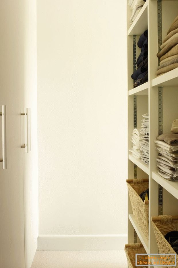 Área de armazenamento de roupas no design de uma pequena sala