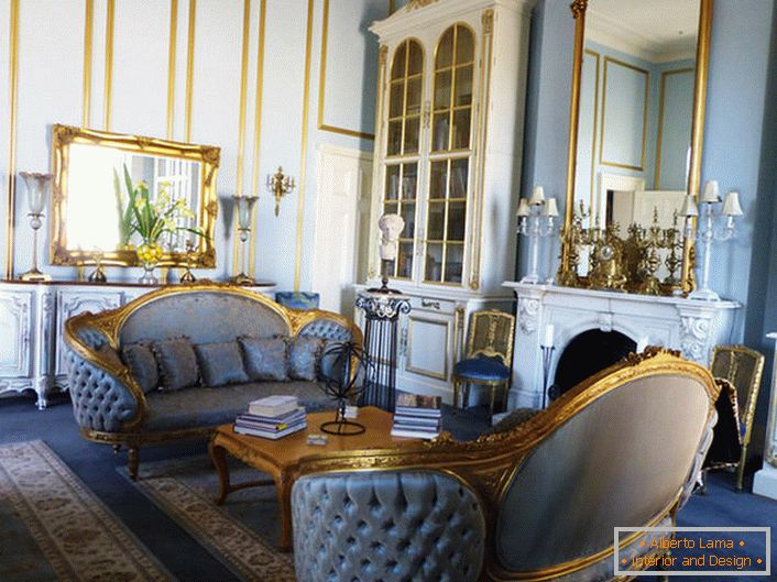 Sala de estar no estilo Império é feita em suaves cores azuis, que harmoniosamente se misturam com os elementos de ouro da decoração. Espelhos emoldurados e elementos de móveis esculpidos são feitos em um estilo unificado.