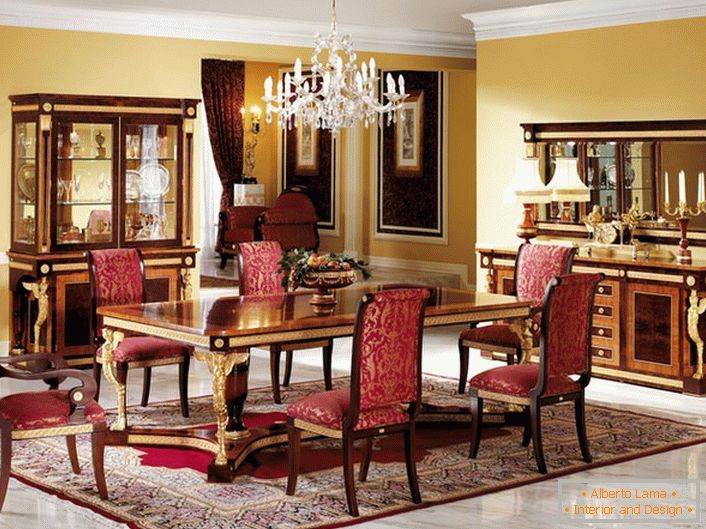 Luxuosa sala de jantar em estilo império com toques brilhantes de vermelho nobre.