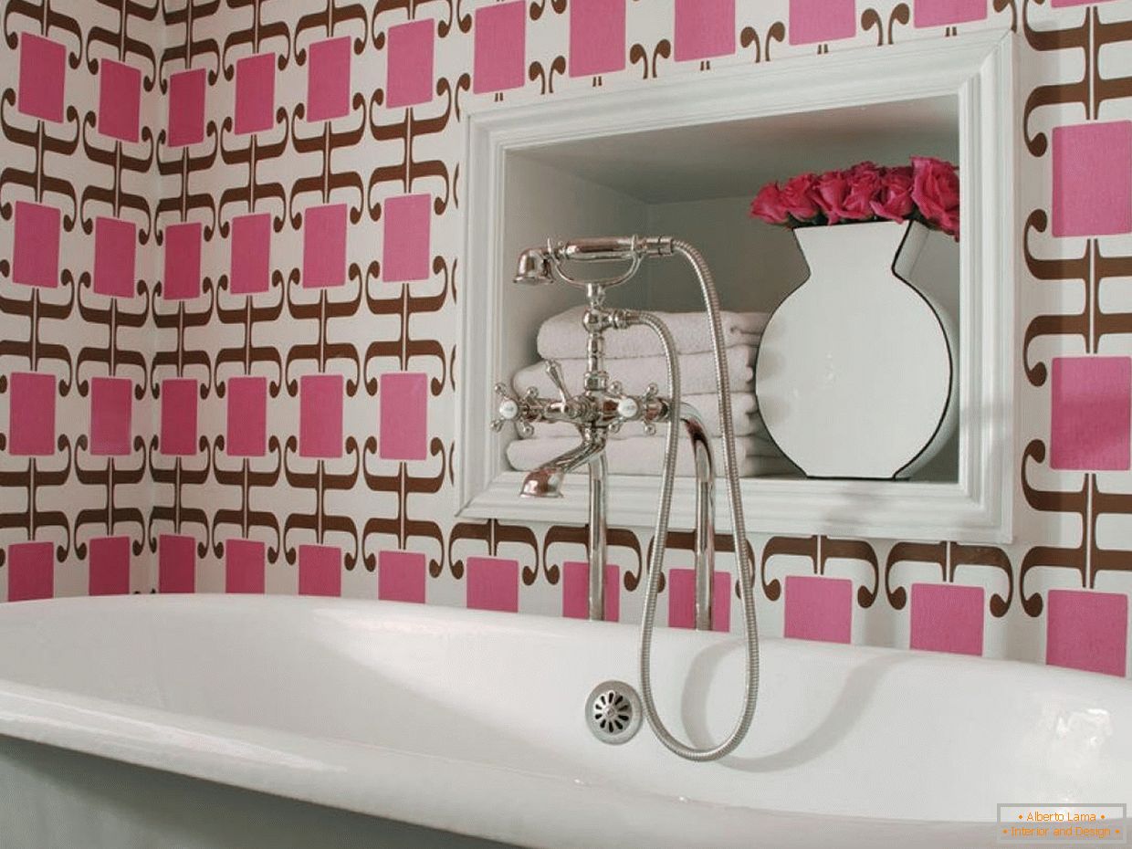 Casa de banho com decoração de parede em cores rosa