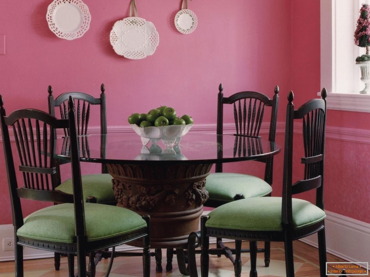 A combinação de cadeiras verdes em uma sala de jantar rosa