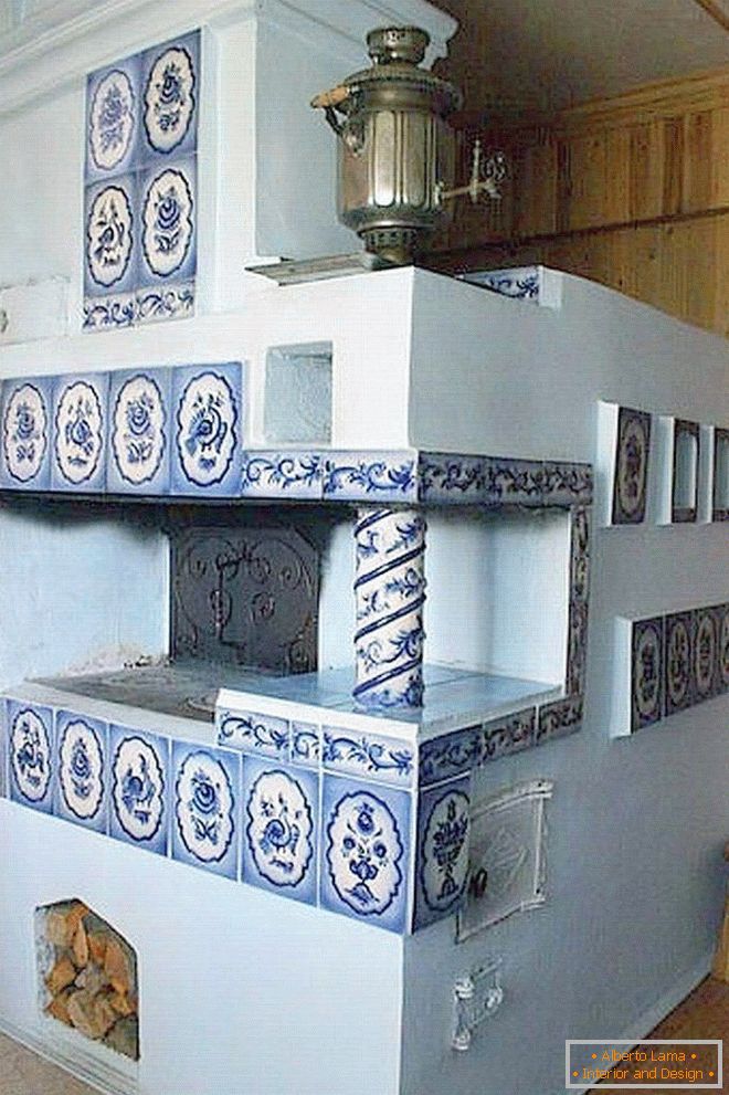 Fornalha decorada com azulejos e samovar