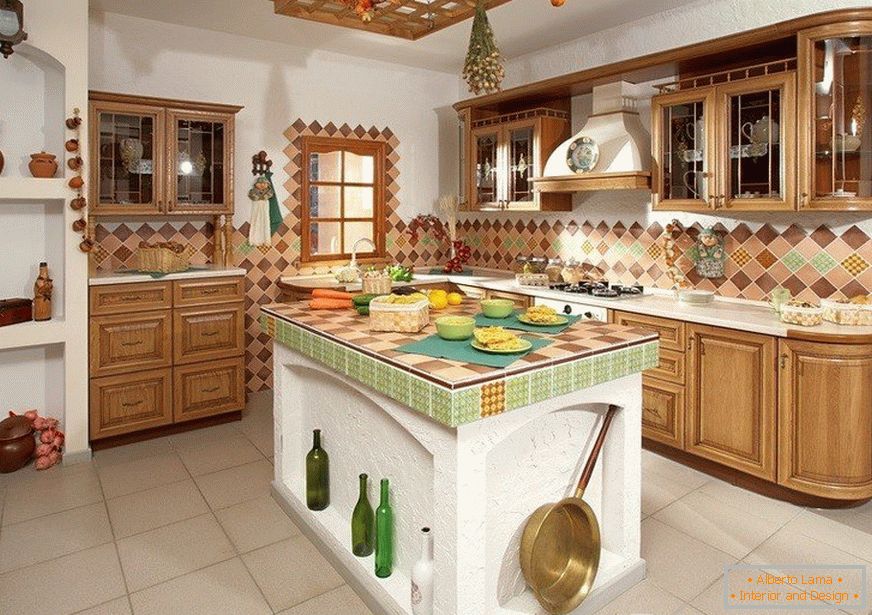 Cozinha com uma ilha no estilo russo