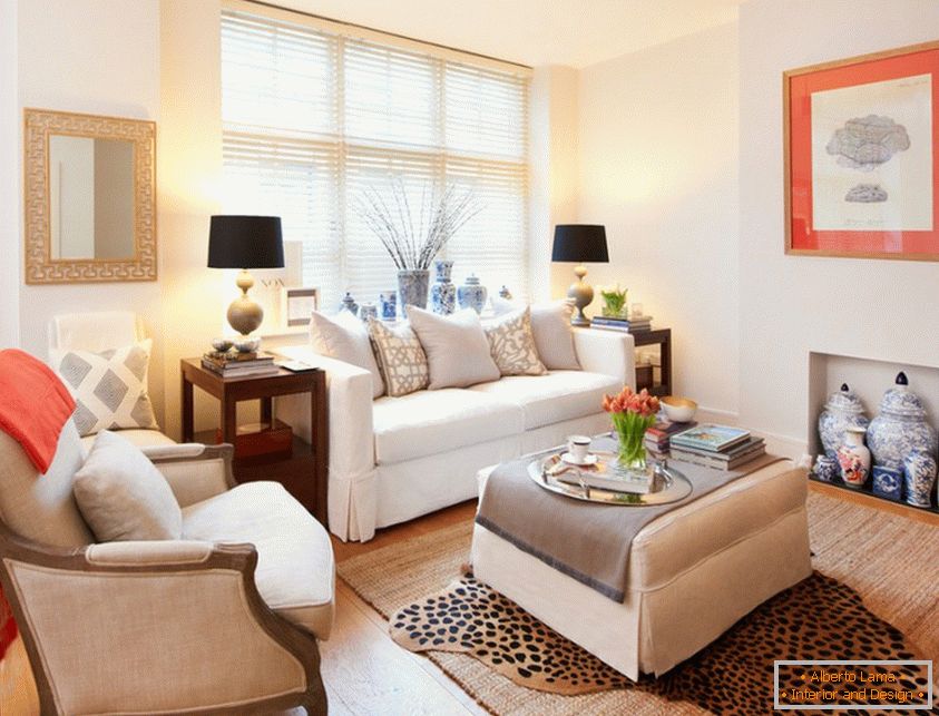 Interior de um pequeno salão com um sofá branco lindo