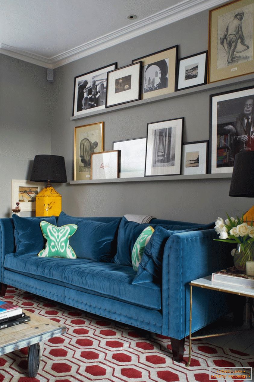 Salão cinza escuro com um sofá azul brilhante