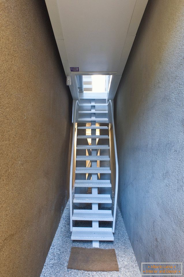 Escada para estreitar habitação