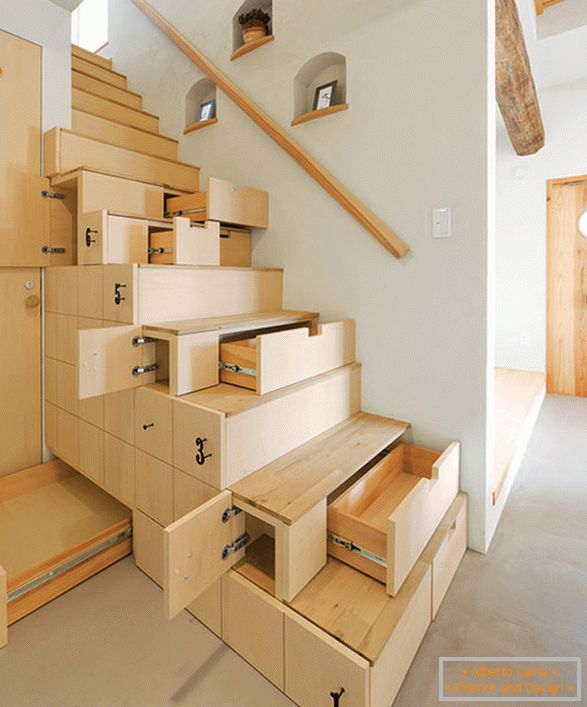 Escadas com prateleiras e gavetas