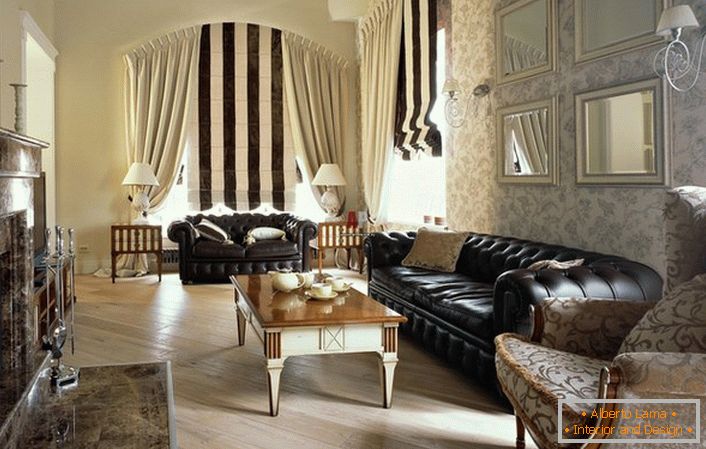 Um exemplo de uma sala de estar. O designer do centro interior colocou os luxuosos sofás de couro de Chester e os espancou com um papel de parede leve. 