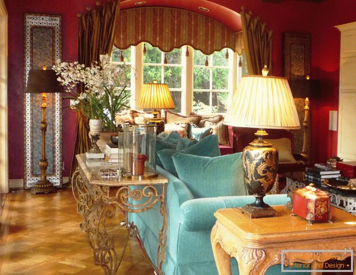 Canto íntimo para uma senhora. O boudoir pode permitir que o proprietário de uma sala maravilhosa fique incontinente na paleta de cores e saturação da situação. 