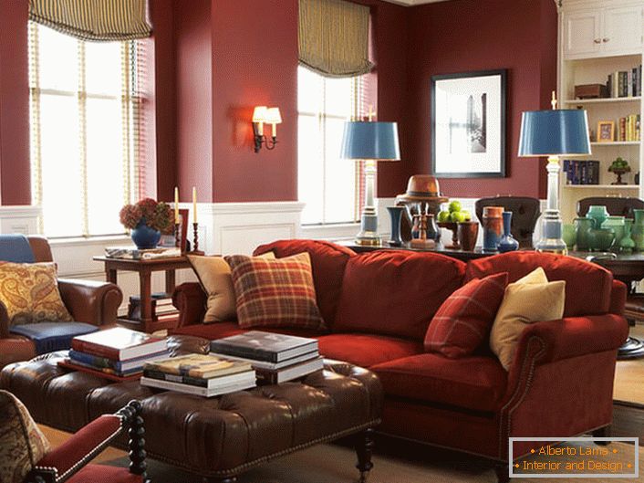 Mobiliário elegante em uma espaçosa sala de estar. Incrível harmonia de vermelho no tradicional interior inglês. 