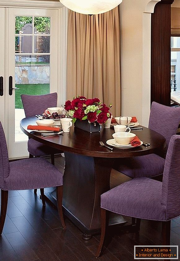 Cadeiras roxas na sala de jantar clássica
