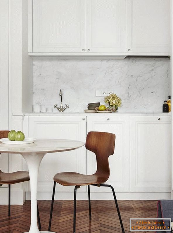 Design clássico de uma pequena cozinha в кремовом цвете