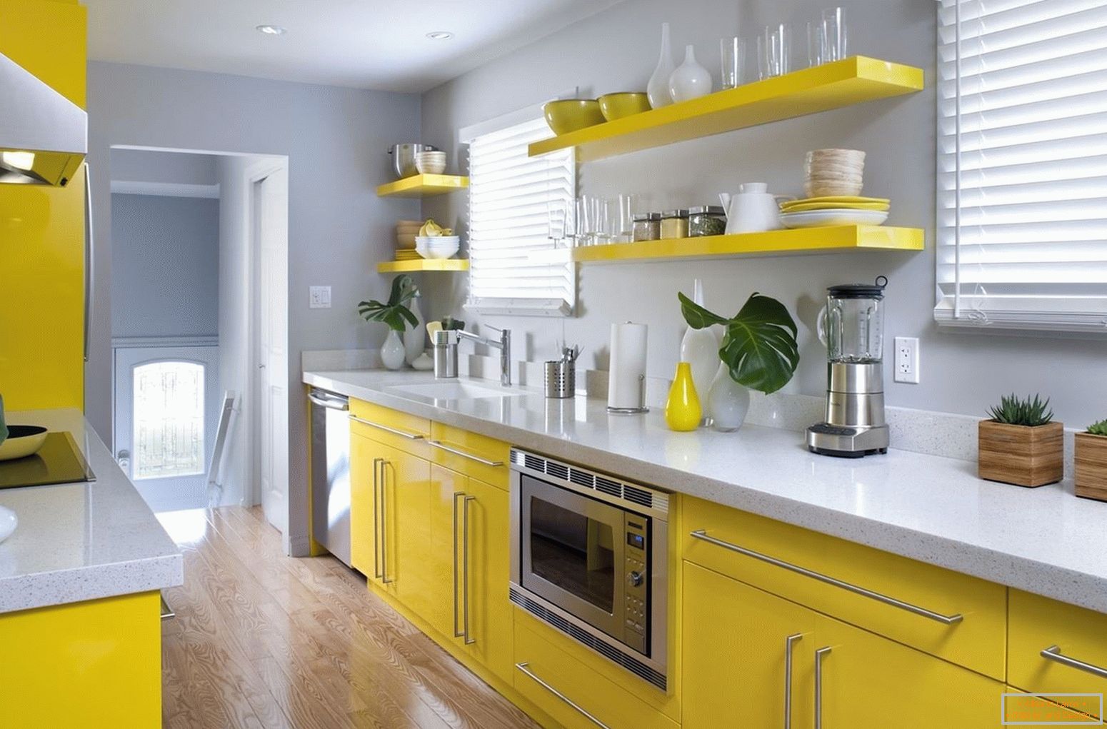 A combinação de móveis amarelos e paredes cinzentas na cozinha