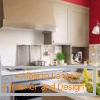 Parede vermelha e móveis cinza na cozinha