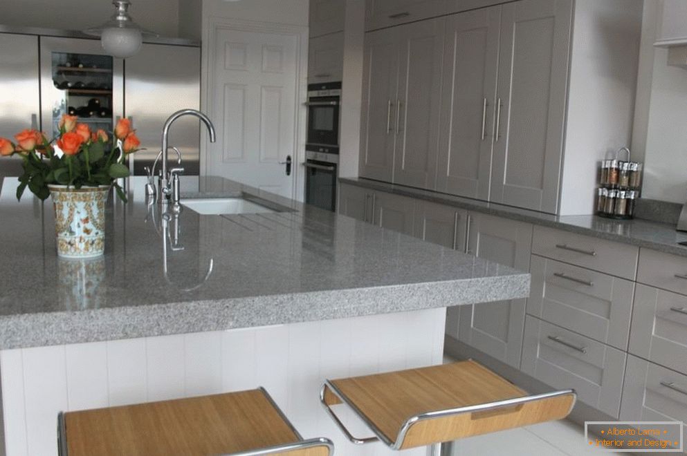Mesa-ilha com bancada de mármore na cozinha