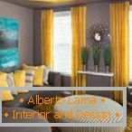 A combinação de paredes cinzentas e cortinas amarelas na sala de estar