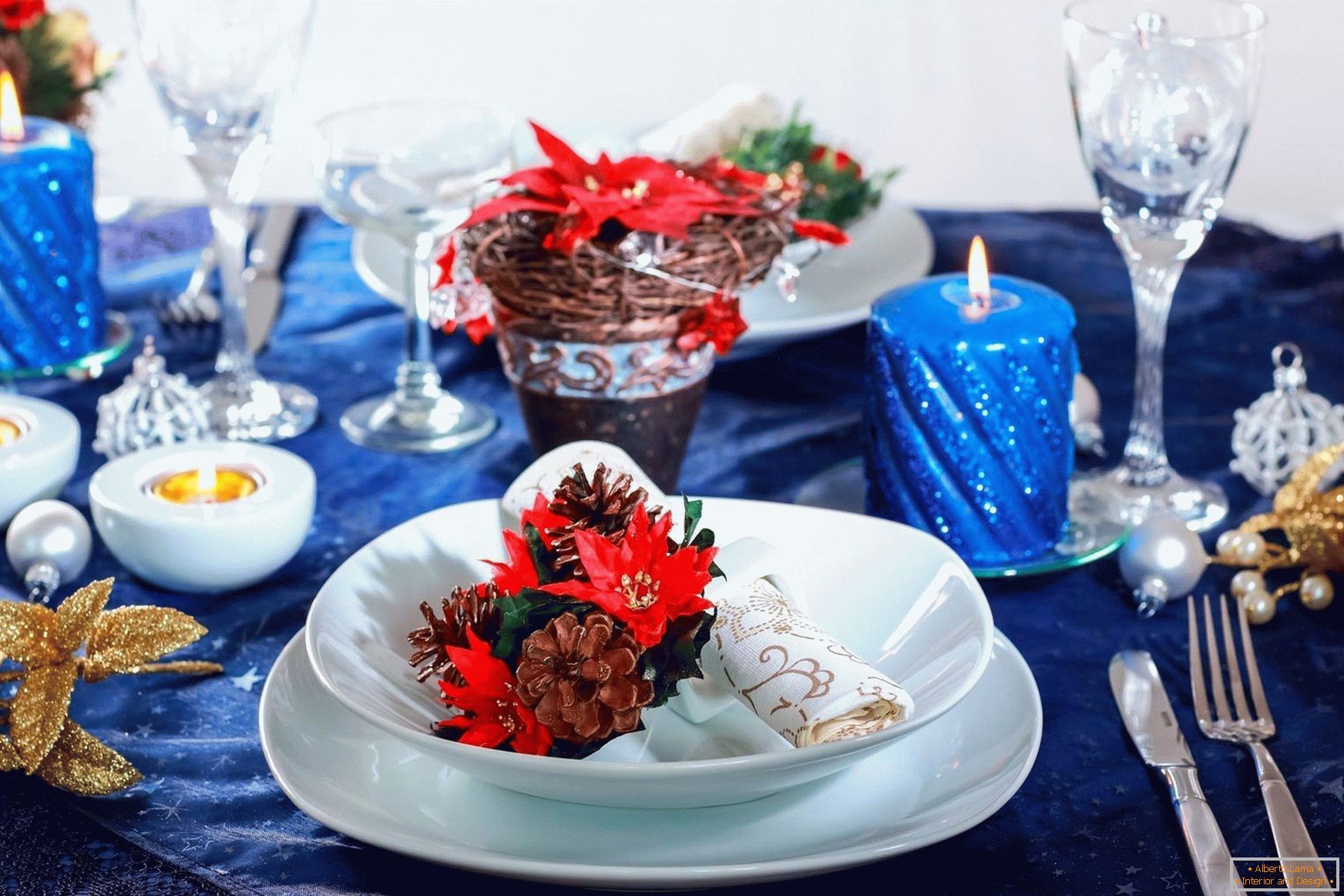Toalha de mesa azul na mesa festiva de ano novo