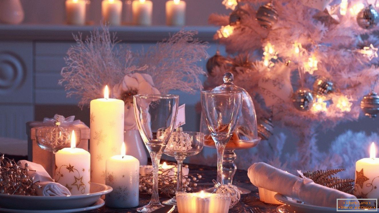 O uso de velas de diferentes tamanhos na decoração da mesa de ano novo