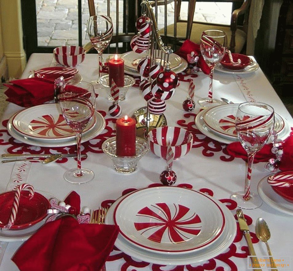 Configuração de mesa branca e vermelha