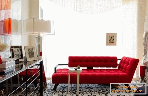 Pequena sala de estar elegante com um sofá vermelho