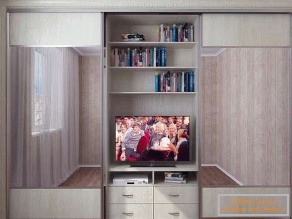 Armário de um compartimento com um meio-fio sob a TV em um quarto - uma foto de amostras