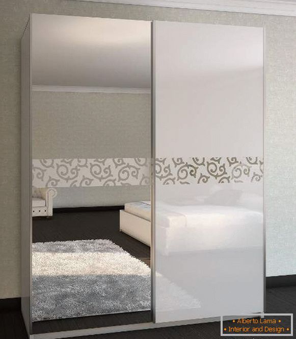 Modern coupé armários - foto design no quarto com um espelho