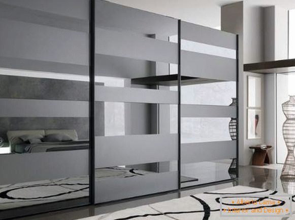 As idéias do armário no quarto - um design moderno com um espelho
