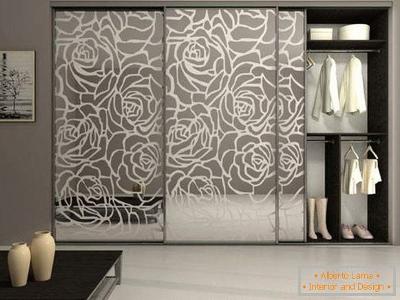 Lindos armários coupé no quarto - foto design com uma imagem