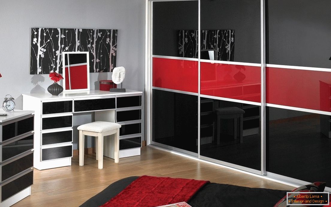 Guarda-roupa preto e vermelho da laca no interior do quarto