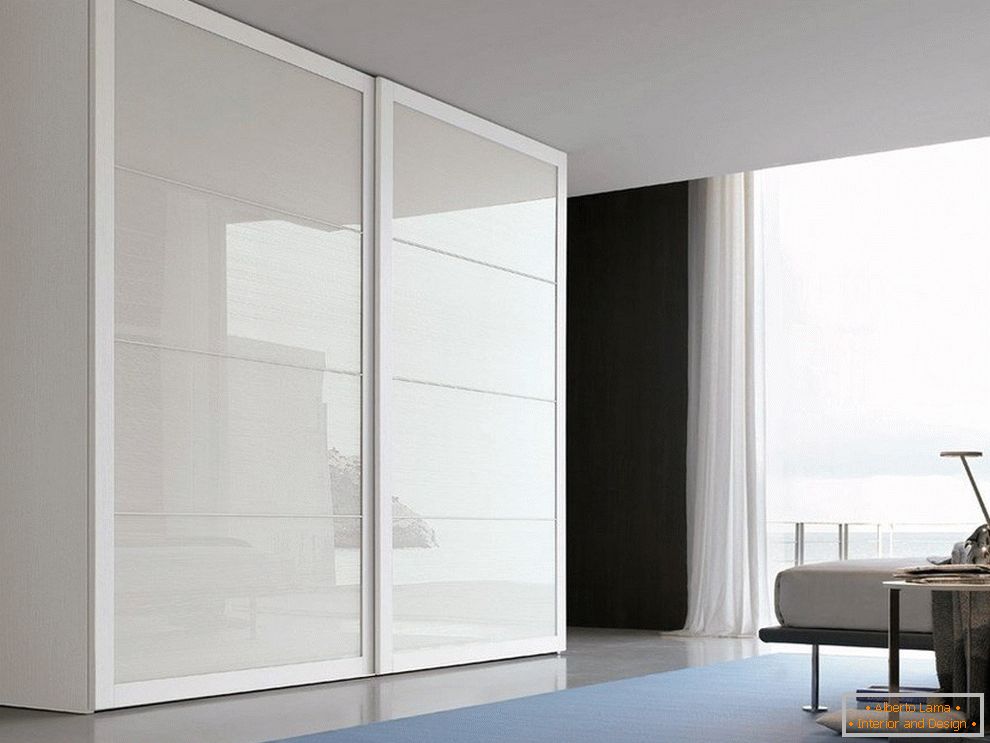 O armário no estilo do minimalismo no interior