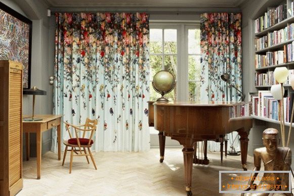 Lindas cortinas nos ilhós - foto com flores