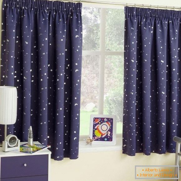 cortinas em um quarto de crianças para um menino curto, foto 24