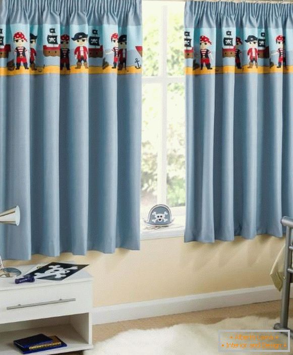 cortinas curtas para o menino do quarto de uma criança, foto 25
