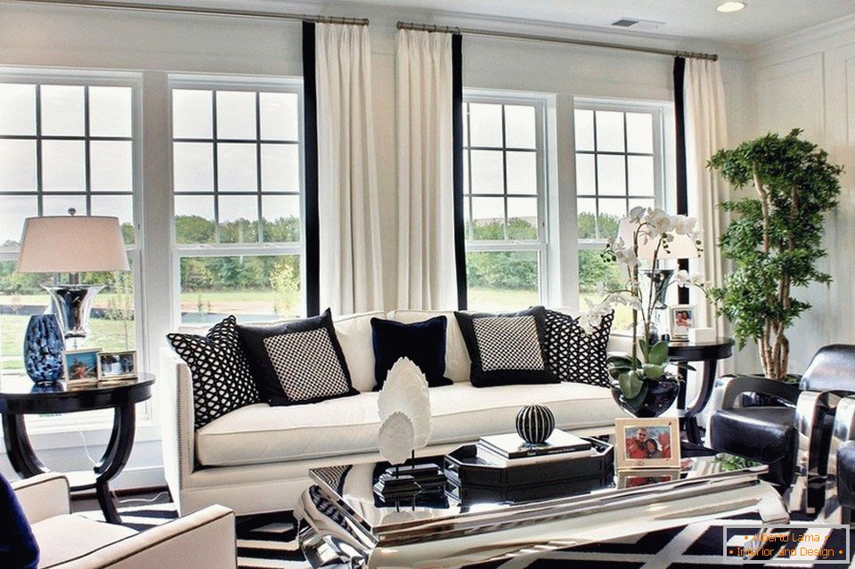 Cortinas para grandes janelas na sala de estar