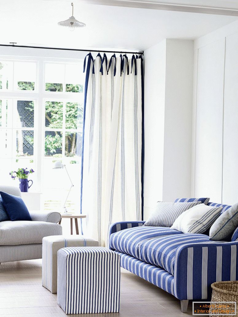 3-ian-mankin-blue-sala-de-estar-sofá-em-oxford-stripe-marinha-poltrona-em-tique-taqueias-cortinas-em-grão-listra-indigo-estilo de vida-retrato