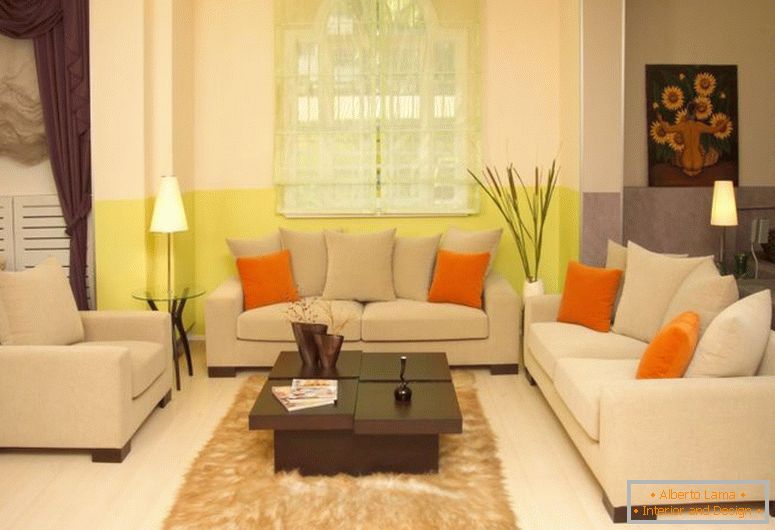 janela sedutor-para-feng-shui-sala-de-estar-com-creme-sofás-e-elegante-mesa-no-tapete marrom