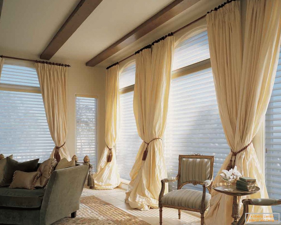 adorável-sala-cortinas-conjuntos-com-drop-teto-design-e marrom-sheer-cortinas-também-sofá-cama-no-tapete-e-dois-poltrona-com-madeira-pequena mesa