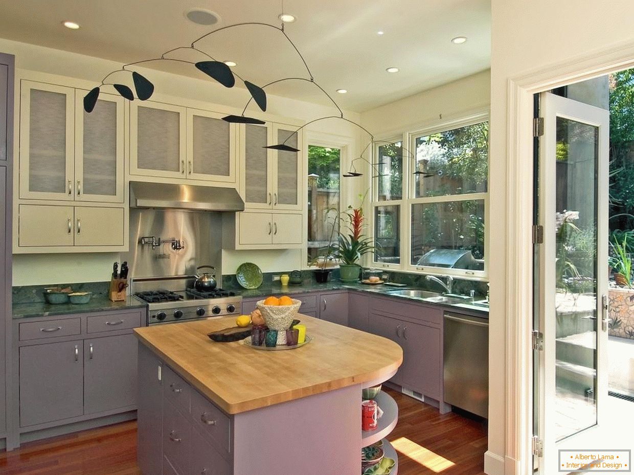 Fachadas lilás e brancas da cozinha